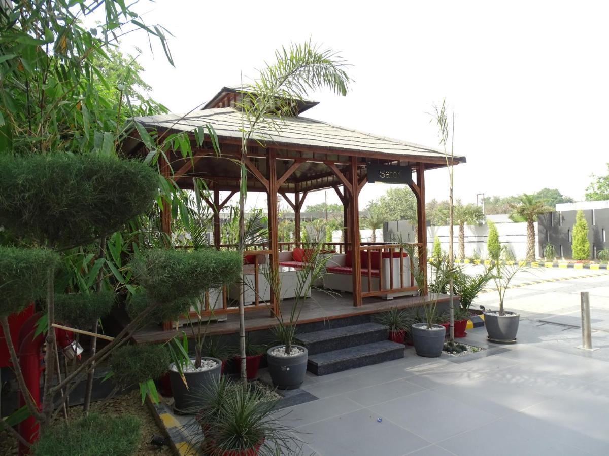 The Grand Arc Hotel & Convention Centre Shahjahanpur Dış mekan fotoğraf
